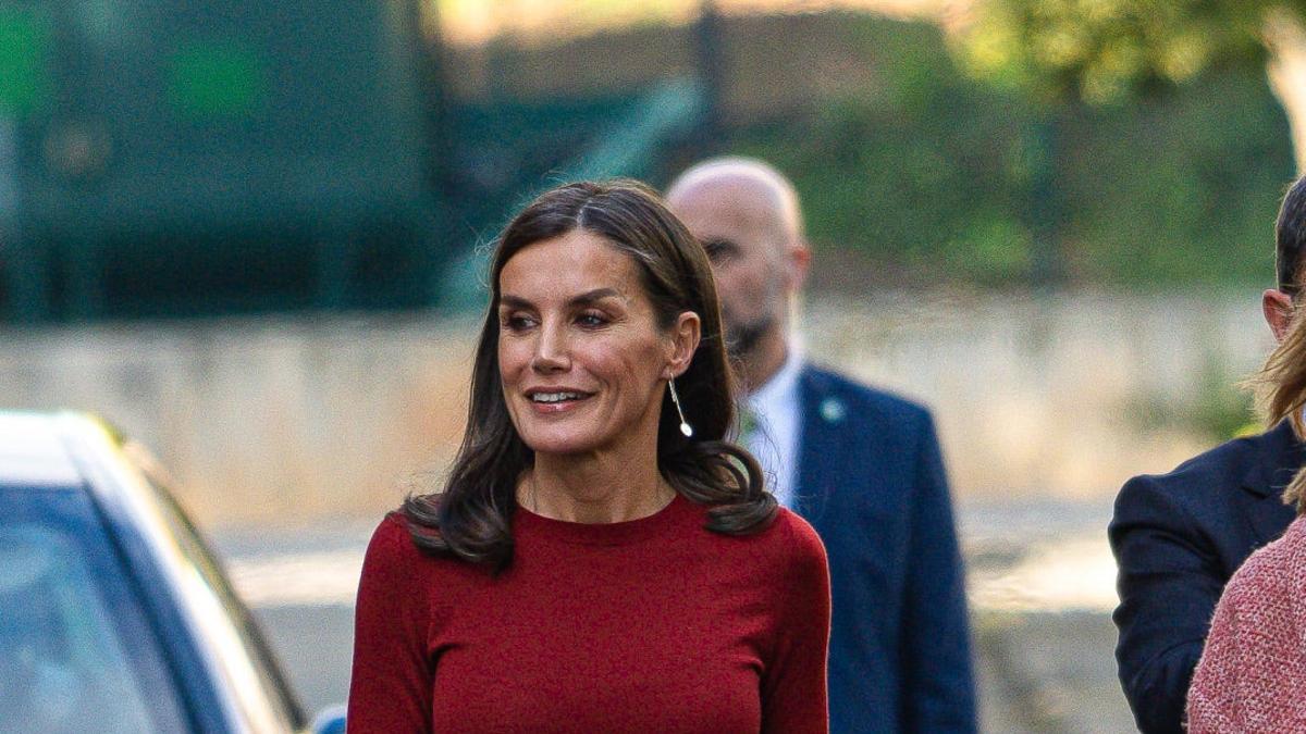 La reina Letizia, con pantalón de cuero rojo