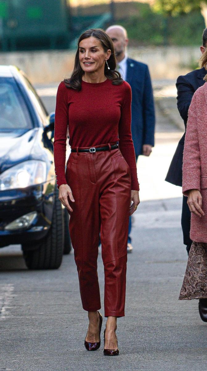La reina Letizia, con pantalón de cuero rojo