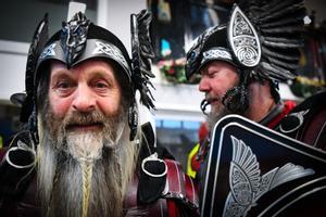 Celebración de la influencia de los vikingos escandinavos en las Islas Shetland, con hasta 1,000 guizers (hombres disfrazados) arrojando antorchas encendidas en su bote vikingo y prendiéndolo fuego más tarde en la noche.