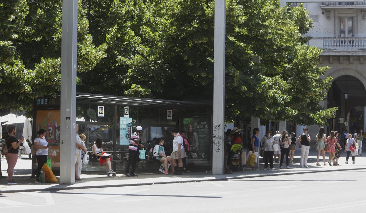 Una parada del bus urbano en la plaza España, durante el horario de huelga.