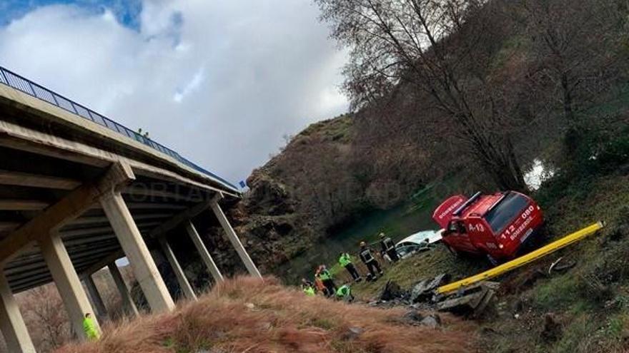 El vehículo destrozado del gijonés que cayó por un desfiladero en la autopista del Huerna.