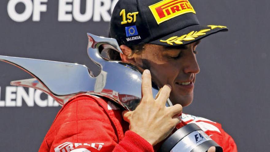 Fernando Alonso, en el podio de Valencia 2012 con su trofeo de ganador.