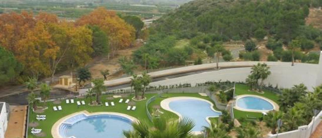 Vista de las piscinas y a la derecha el jardín de acceso público.