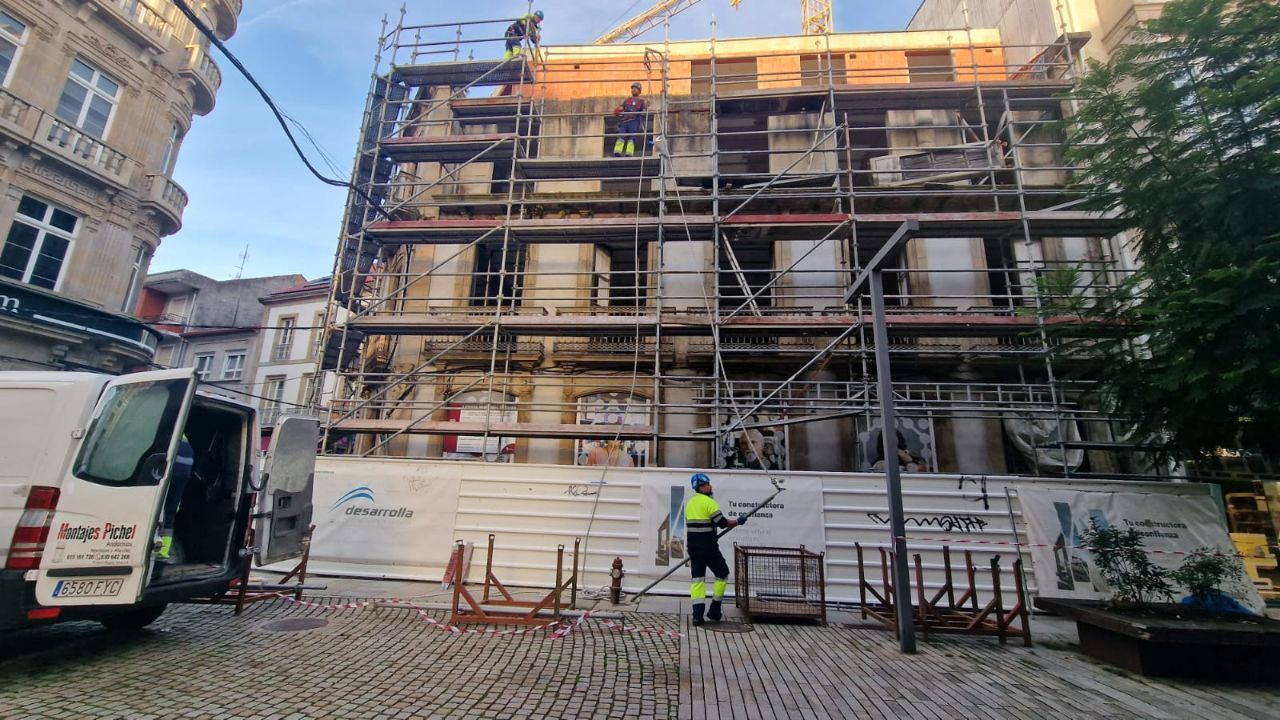 Así se desmontan los andamios en el edificio protegido del centro de Vilagarcía, cuya reconstrucción está a medias y fue paralizada por el Concello hace un año.