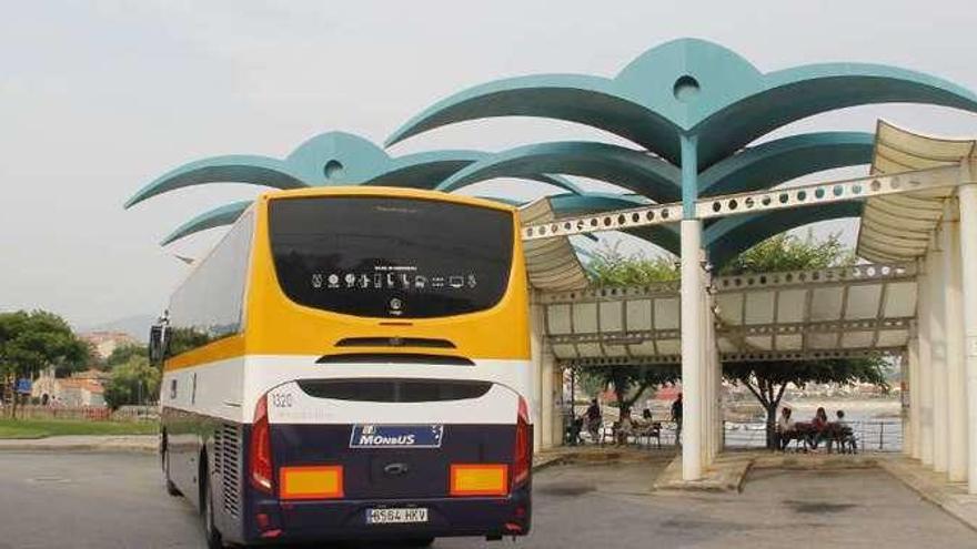 Autobuses de Monbús en la estación de Cangas. // Santos Álvarez