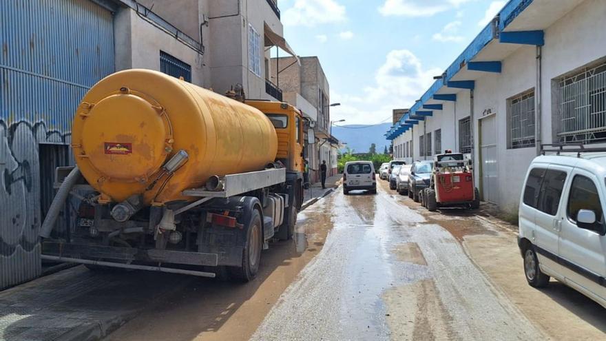 Los camiones y la maquinaria pesada accede a las obras por la calle Granada de Barriomar. | L.O.