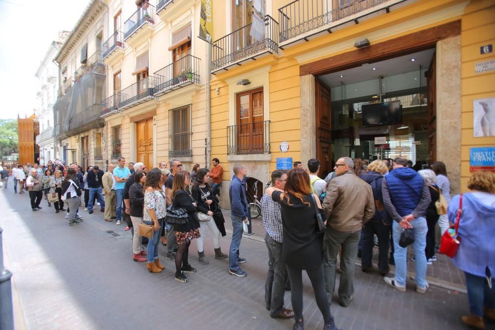 Ciudadanos franceses votan en València en la primera vuelta de las elecciones galas.