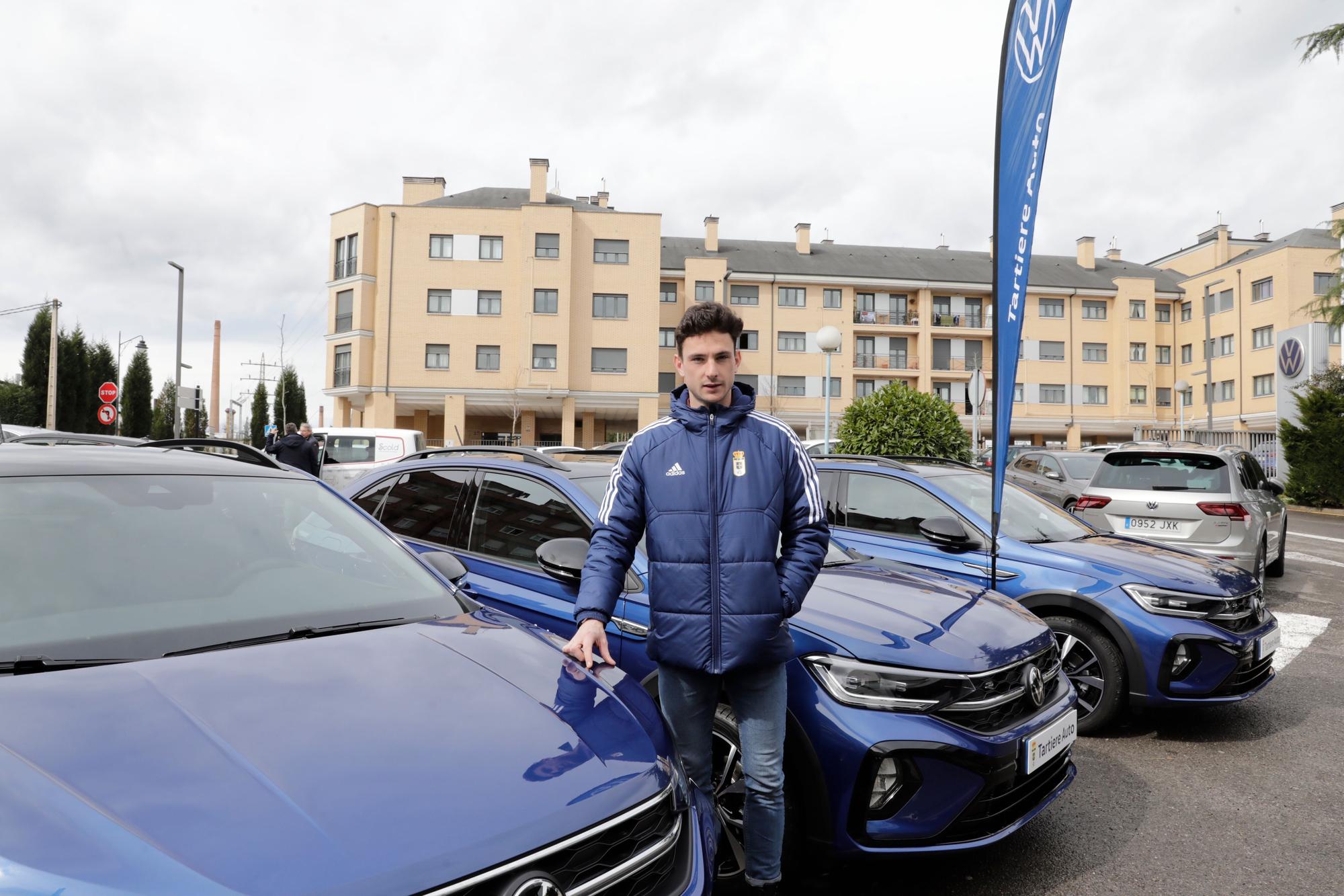 EN IMÁGENES: los jugadores del Oviedo recogen sus coches