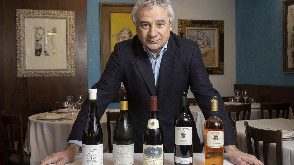 Quim Vila de Vilaviniteca con una selección de vinos del premio de cata por parejas de la edición anterior Foto Ferran Nadeu