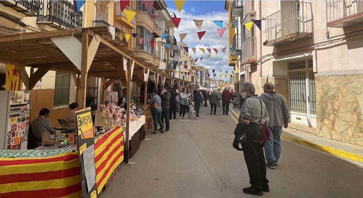 Unos 60 expositores de artesanía y alimentación se reparten por las calles.