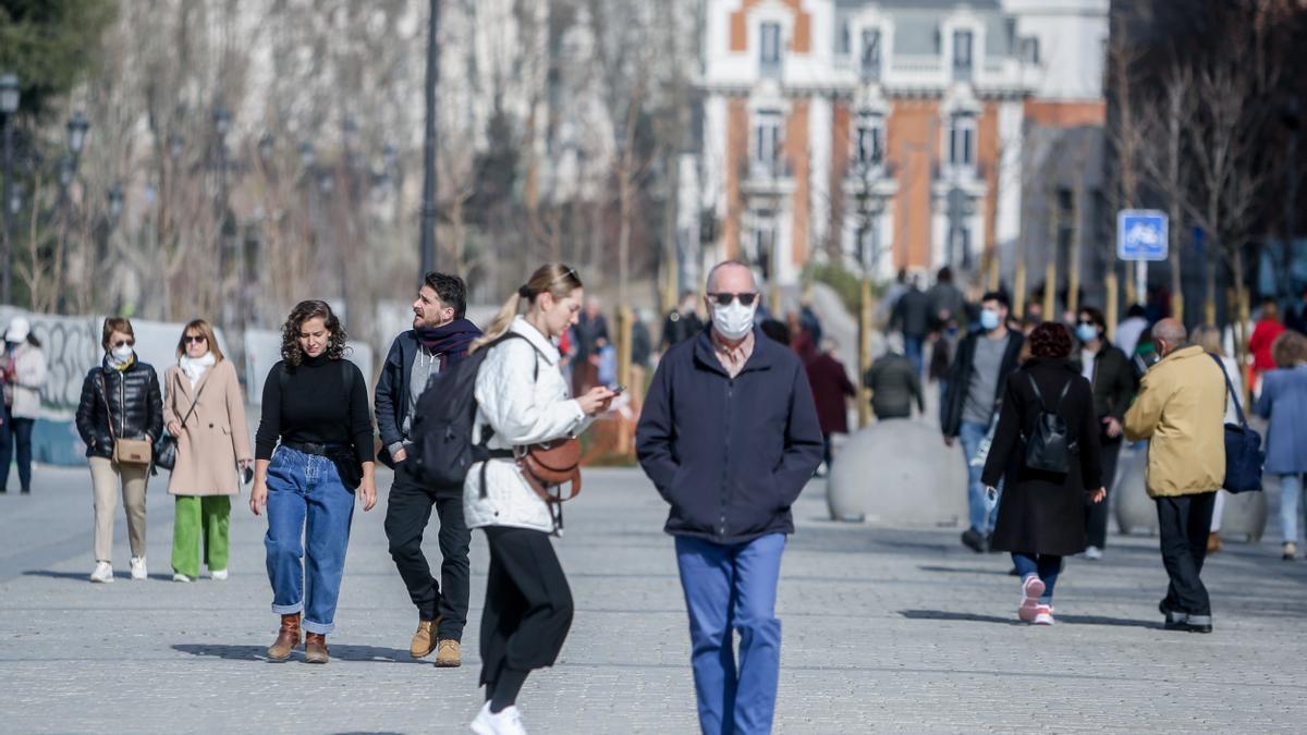 Personas pasean con y sin mascarilla por Madrid