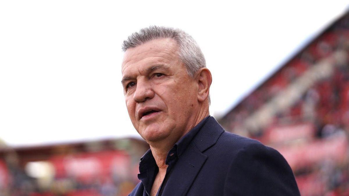 Javier Aguirre steht vor dem Abstiegskracher am Dienstag (19.4) unter Druck.