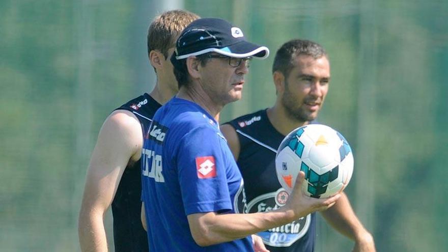 El técnico Fernando Vázquez con Ayoze en un entrenamiento durante el inicio de la pretemporada 2013-2014.