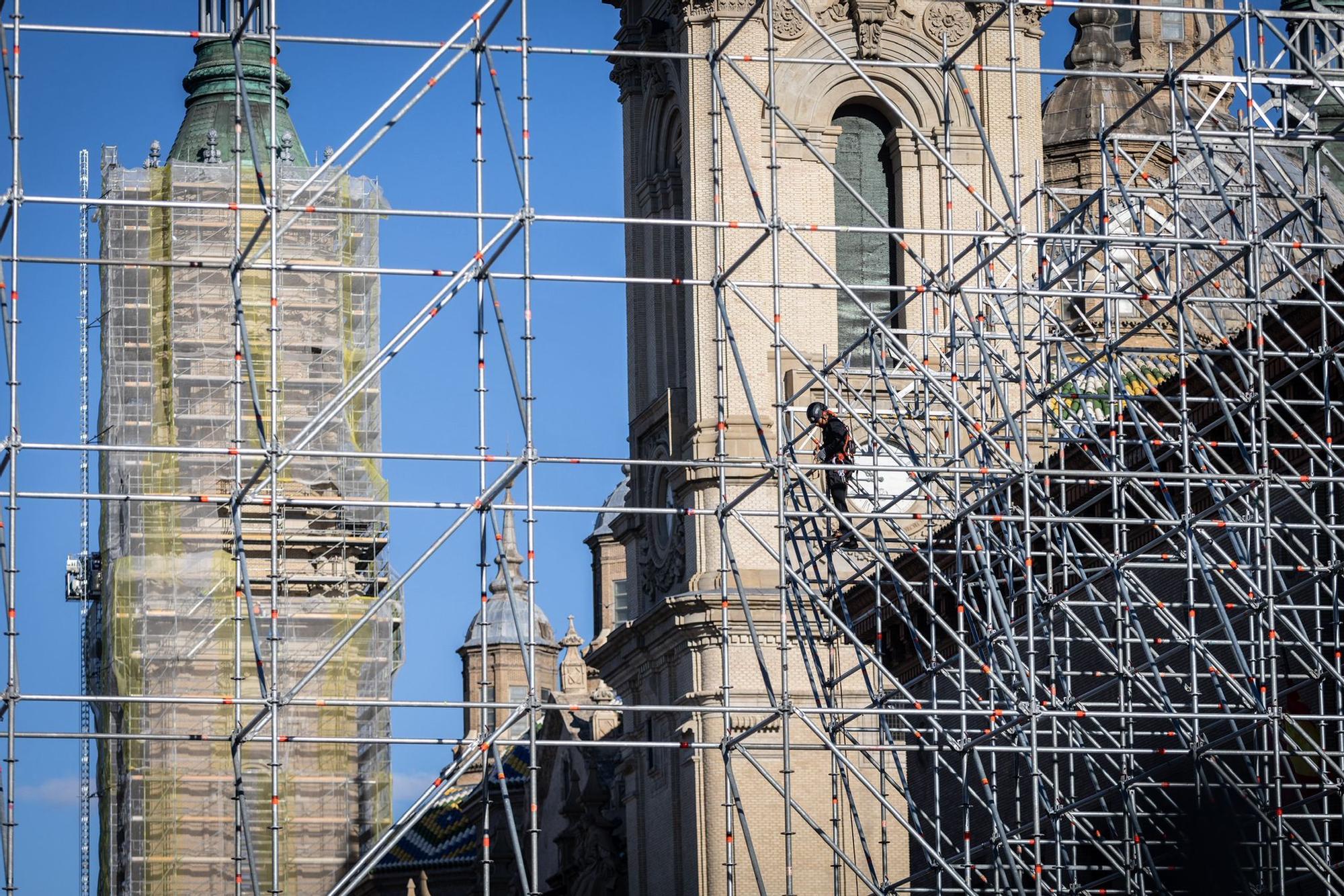 Comienza el montaje del gran escenario de las fiestas en la plaza del Pilar de Zaragoza