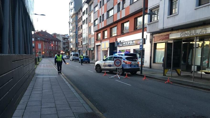 Un control de la Policía Local, en el centro de Avilés.