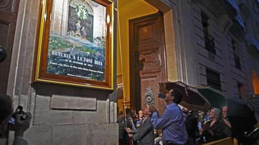 Alcoy descubre bajo la lluvia el cartel de la Romería