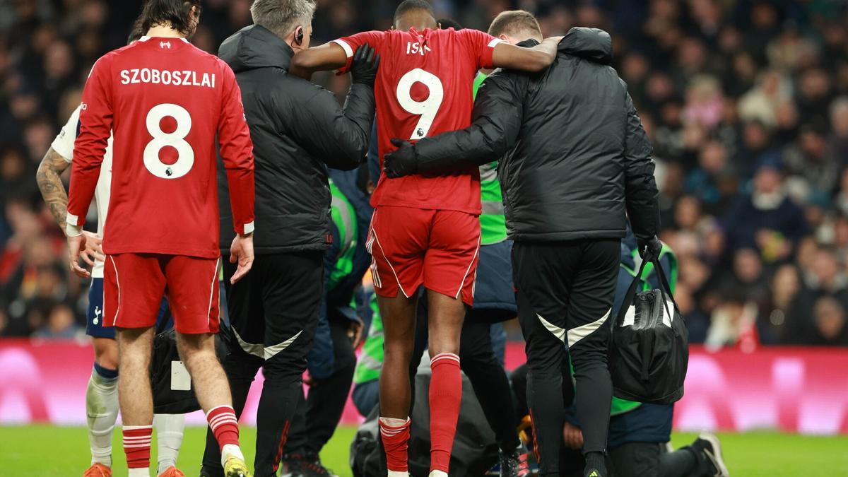 El jugador del Liverpool Alexander Isak (c) se retira con ayuda del terreno de juego durante el partido de la Premier League del pasado sábado que jugaron Tottenham Hotspur y Liverpool FC, en Londres, Reino Unido. EFE/EPA/NEIL HALL. EDITORIAL USE ONLY. No use with unauthorized audio, video, data, fixture lists, club/league logos, 'live' services or NFTs. Online in-match use limited to 120 images, no video emulation. No use in betting, games or single club/league/player publications