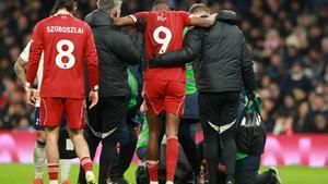 El jugador del Liverpool Alexander Isak (c) se retira con ayuda del terreno de juego durante el partido de la Premier League del pasado sábado que jugaron Tottenham Hotspur y Liverpool FC, en Londres, Reino Unido. EFE/EPA/NEIL HALL. EDITORIAL USE ONLY. No use with unauthorized audio, video, data, fixture lists, club/league logos, live services or NFTs. Online in-match use limited to 120 images, no video emulation. No use in betting, games or single club/league/player publications