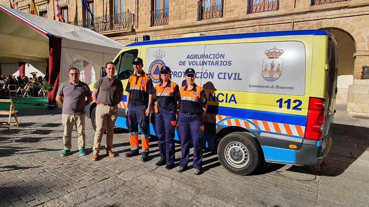 El concejal de Seguridad Ciudadana y Administración Interior, Fernando Marcos, el alcalde de Benavente, Luciano Huerga, y miembros de Protección Civil durante el acto de entrega de la nueva ambulancia.