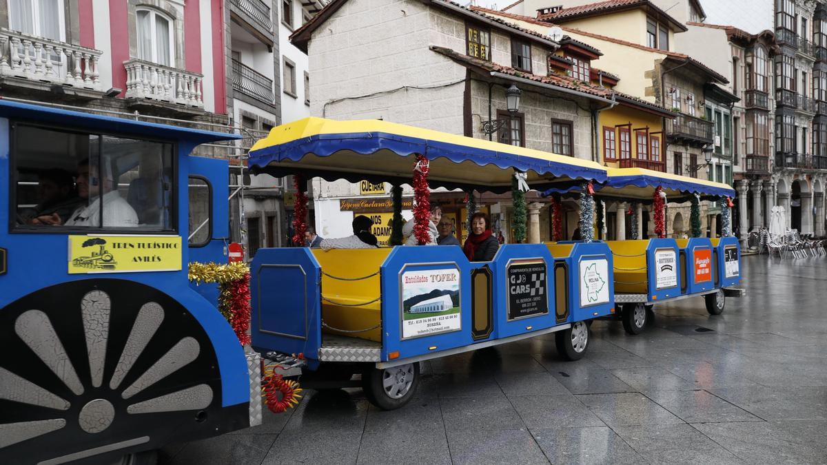 El tren turístico recorriendo Avilés una pasada Navidad.