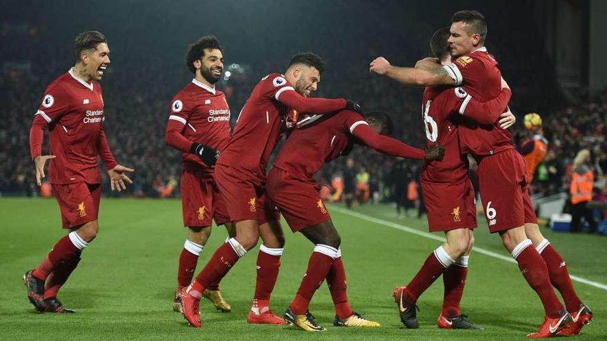 Los jugadores del Liverpool celebran uno de los goles. // AFP