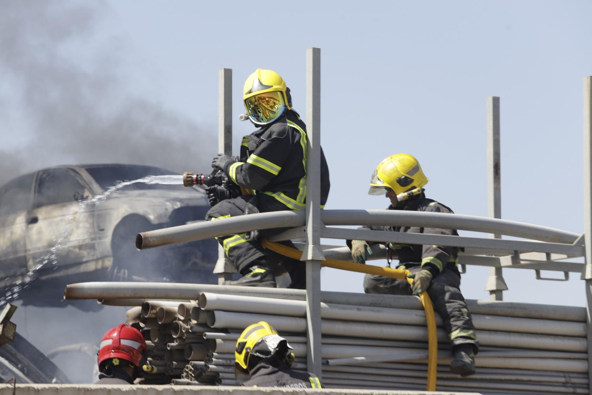 Imágenes del incendio de un desguace en Los Asperones