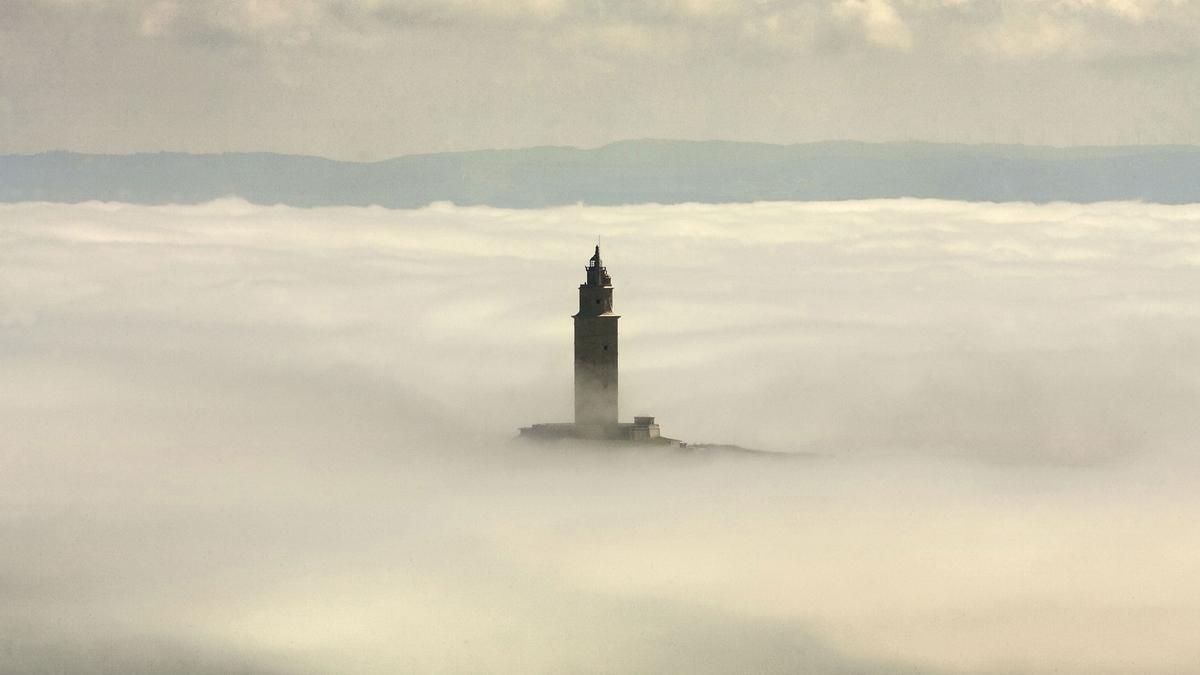 A Torre de Hércules entre a néboa