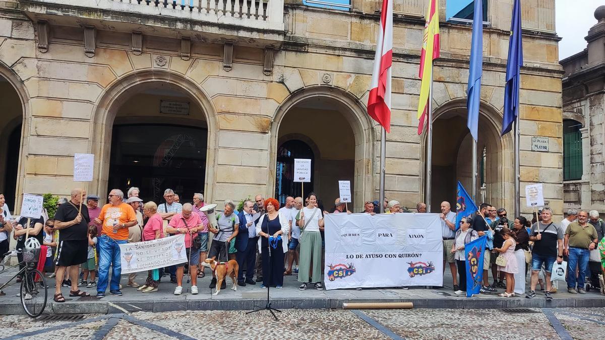 Un momento de la protesta en el Ayuntamiento por el plan de Quirón frente al Ayuntamiento.