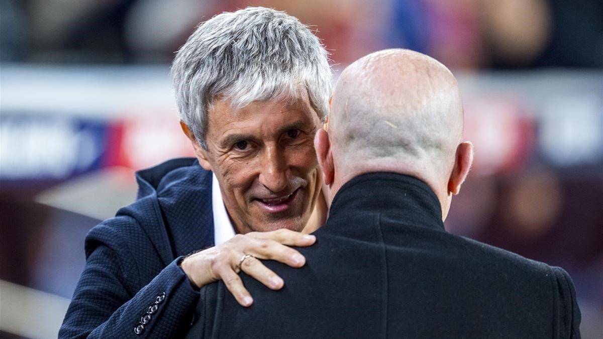 Quique Setién conversa con Paco López, técnico del Levante, antes del partido.