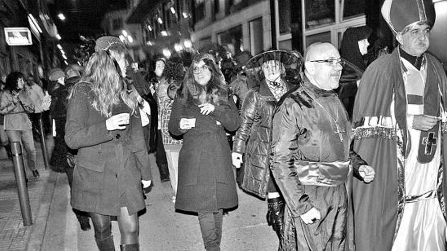 Participantes en el desfile del entierro de la Sardina, ayer, en Luarca.