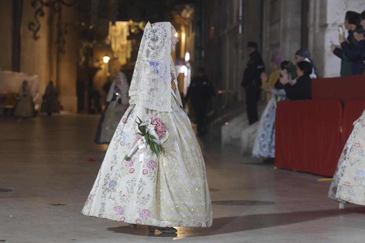 La emoción de Marta Mercader ante la Virgen cierra el primer día de la Ofrenda La emoción de Marta Mercader ante la Virgen cierra el primer día de la Ofrenda