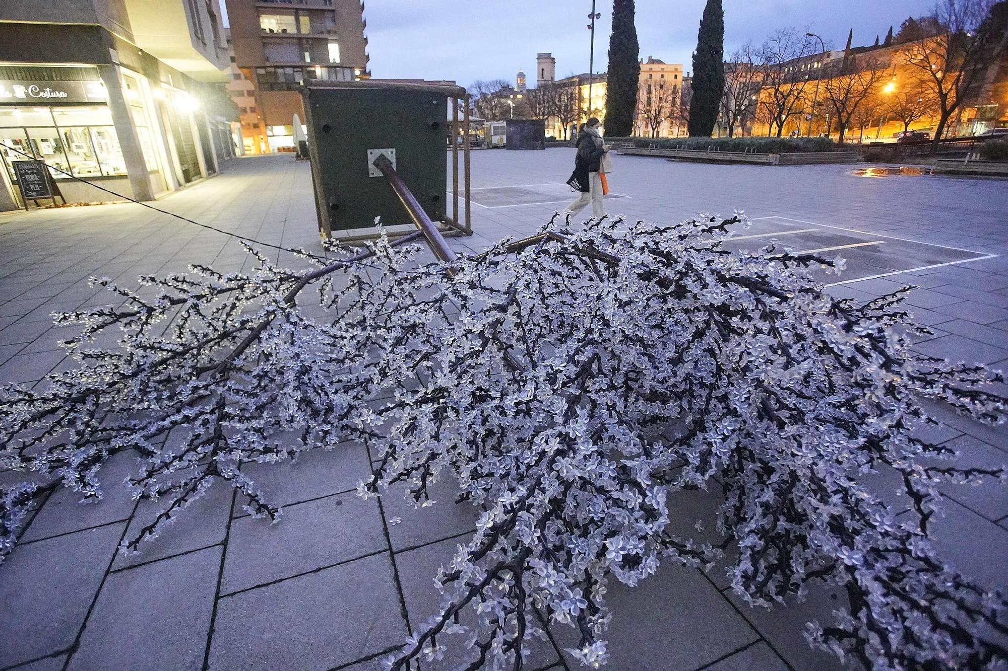 El vent fa caure l'arbre de Nadal del Mercat del Lleó