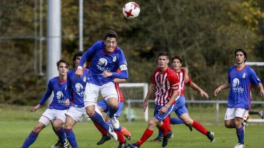 Iván despeja en el duelo ante el Sporting.