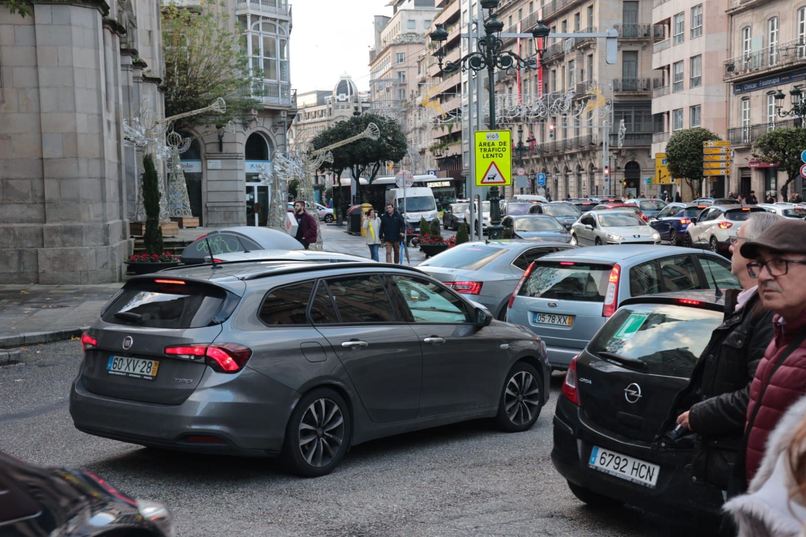 Diciembre comienza en Vigo con atascos por la Navidad