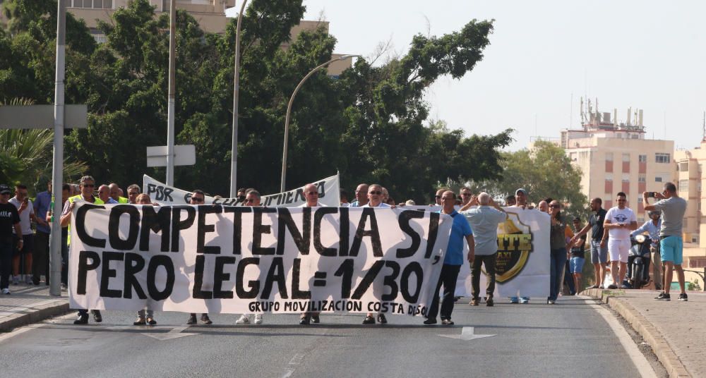 Más de 400 taxis se manifiestan para pedir mayor control de los VTC