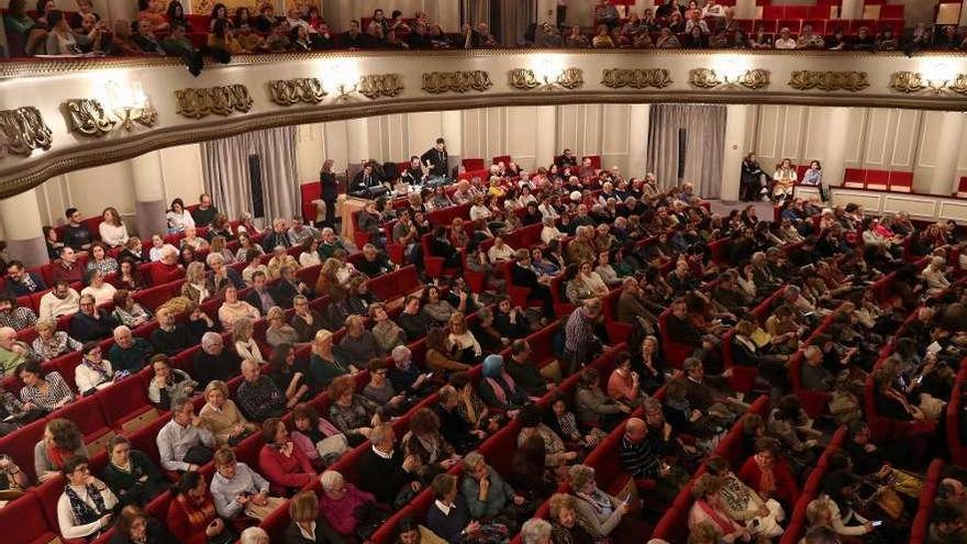 Público antes del inicio de una función teatral en Vigo el pasado febrero. // R. Grobas