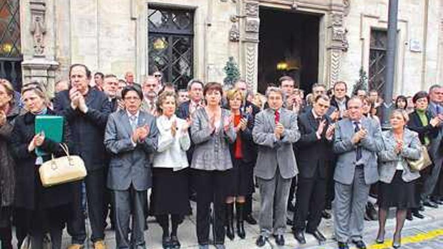 Imagen de la concentración de cinco minutos celebrada ayer en Cort.