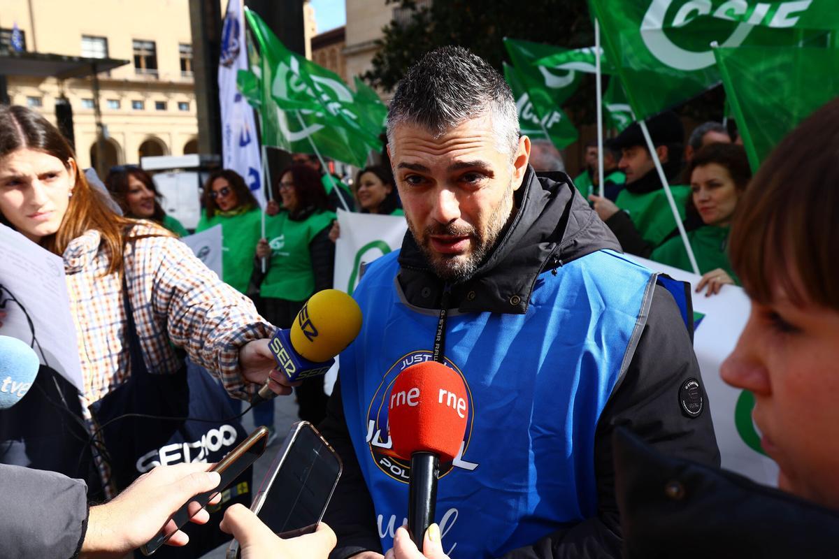 El secretario general de Jupol en Aragón, Christian Risco, atiende a los medios de comunicación este miércoles.