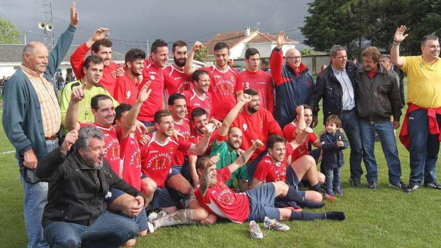 Los jugadores del Monterrei celebran el ascenso a Preferente en el campo de A Moreira. // Iñaki Osorio