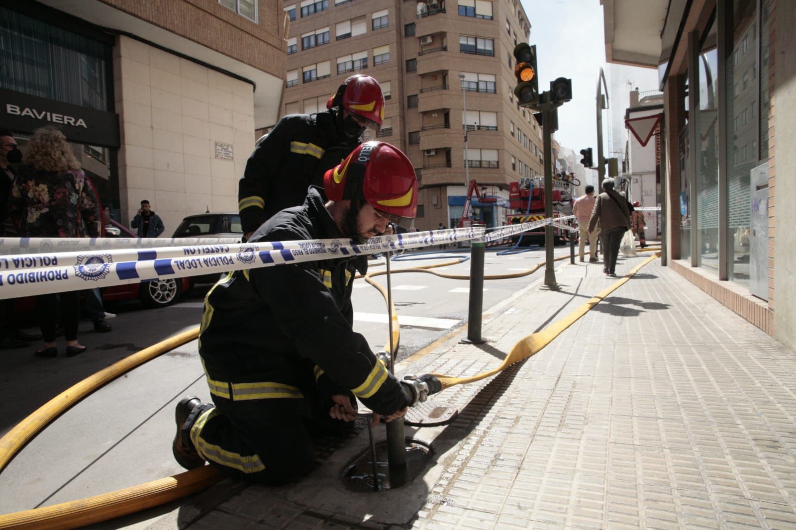 Las imágenes del duro servicio en el incendio de una antigua discoteca de Castelló