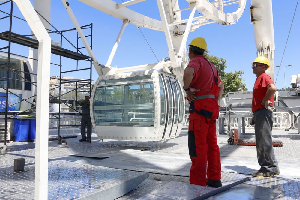 Uno de los 'iconos' modernos del Centro de Málaga, la noria del puerto, ha comenzado a ser desmontado, concretamente por sus cabinas