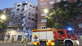Intoxicados por humo un vecino y un policía en el incendio de un edificio en el barrio del Carmen de Murcia