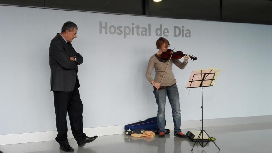 Burke ha regalat als presents uns instants de música