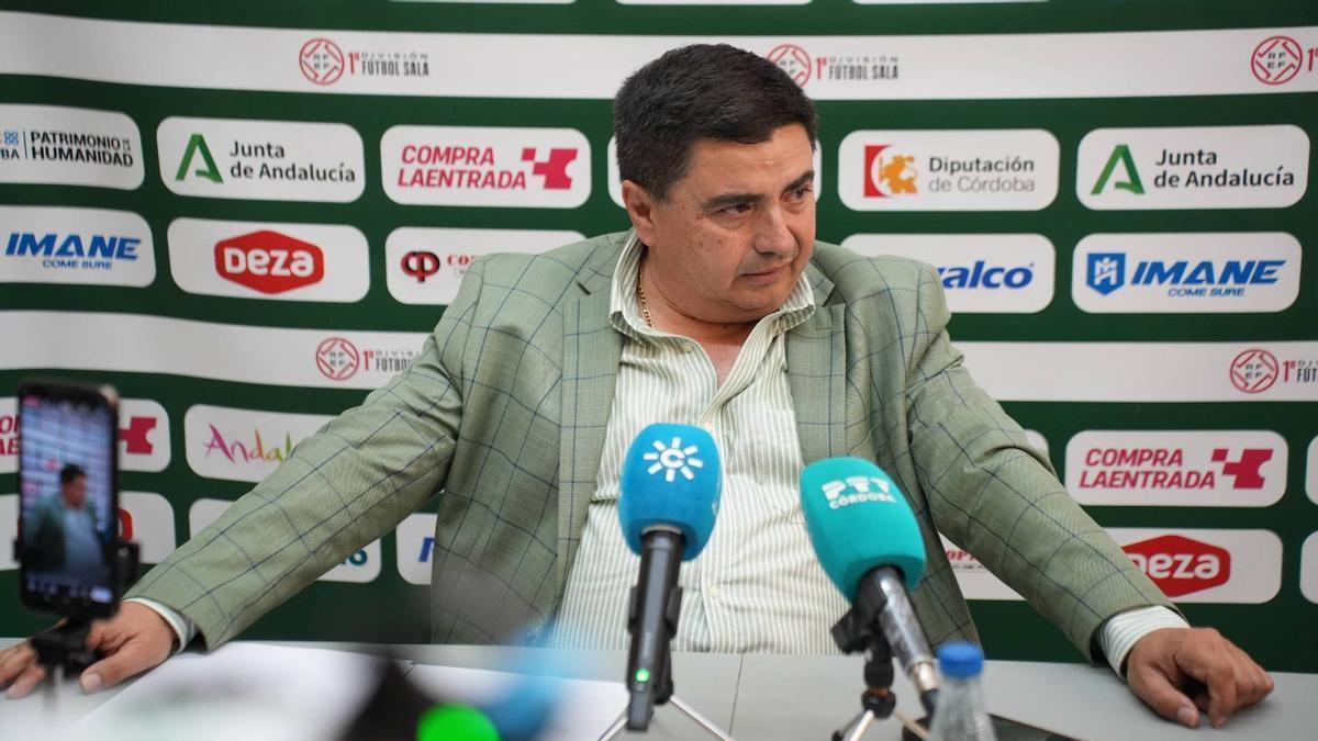 José García Román, en la rueda de prensa que dio el pasado mes de mayo para anunciar la despedida como presidente del Córdoba Futsal que al final no ejecutó.