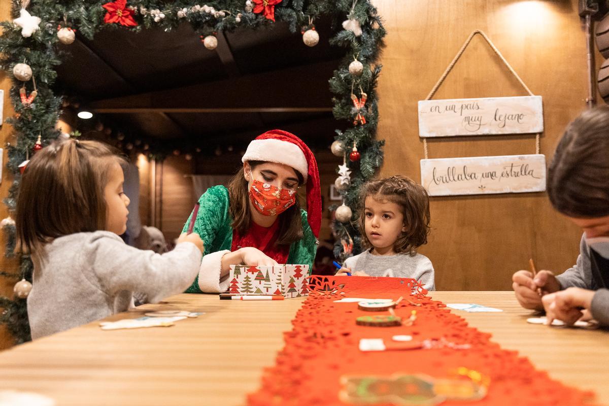 Los niños pueden aprender a hacer decoración navideña en el Christmas Village