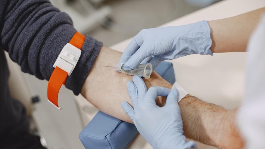 ¿Es necesario ir en ayunas a un análisis de sangre o de orina? ¿Se puede beber agua?