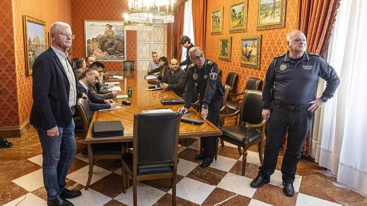 El concejal de Seguridad, Julio Calero, y el comisario de Policía Local, José María Conesa, en una foto de archivo.