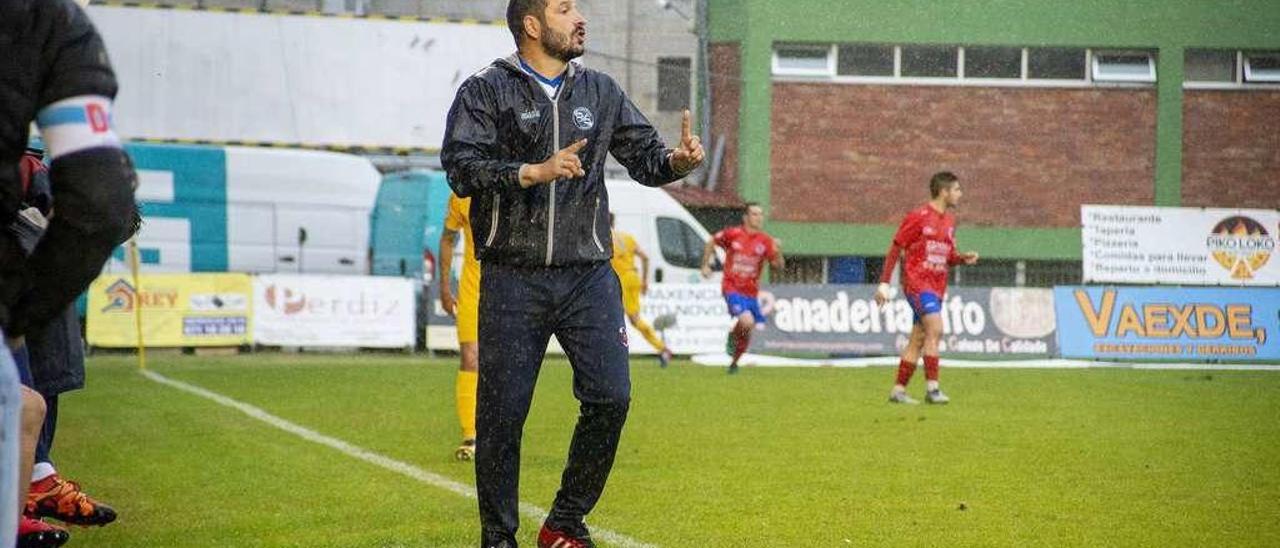 Fernando Currás, durante la victoria del domingo contra la SD Compostela en el campo de O Couto. // Carlos Peteiro