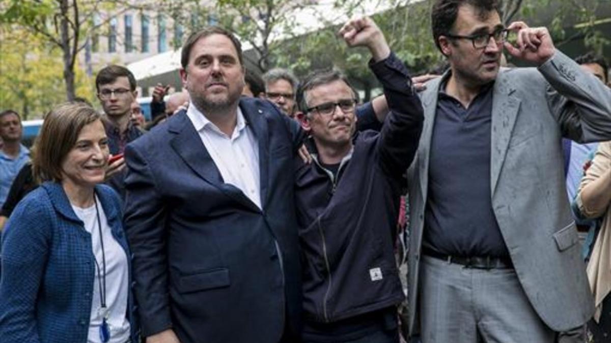 Josep María Jové junto con Oriol Junqueras y otros cargos de ERC a las puertas de la Ciutat de la Justícia