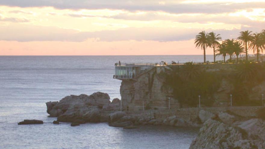 El Balcón de Europa, visto desde la playa.